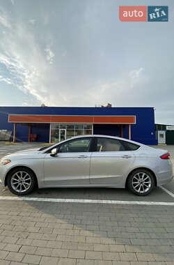 Седан Ford Fusion 2016 в 