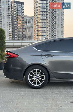 Седан Ford Fusion 2016 в 