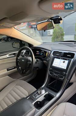 Седан Ford Fusion 2016 в 