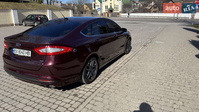Седан Ford Fusion 2013 в Остроге