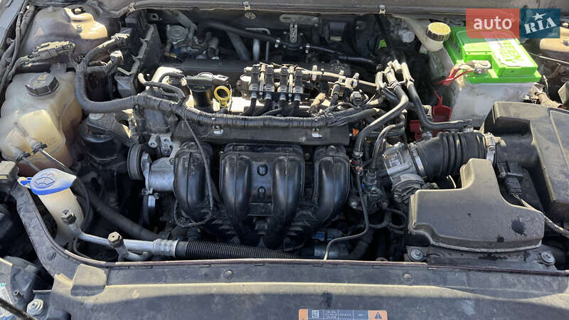 Седан Ford Fusion 2013 в Остроге