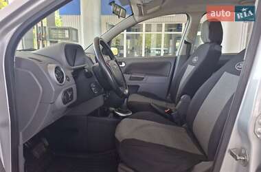 Хэтчбек Ford Fusion 2003 в 