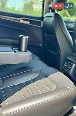 Седан Ford Fusion 2015 в 