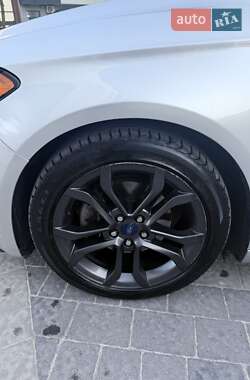 Седан Ford Fusion 2017 в 