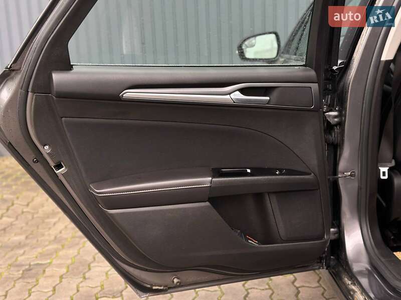 Седан Ford Fusion 2013 в Стрию