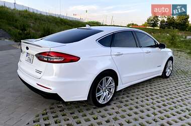 Седан Ford Fusion 2019 в 