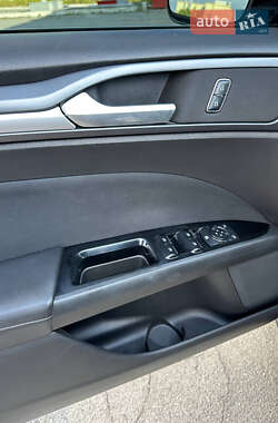 Седан Ford Fusion 2015 в 