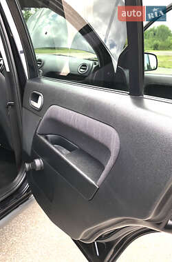 Хэтчбек Ford Fusion 2011 в 