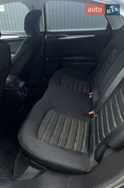 Седан Ford Fusion 2016 в 