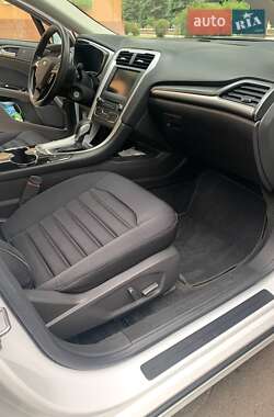 Седан Ford Fusion 2016 в 