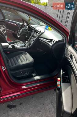 Седан Ford Fusion 2015 в 