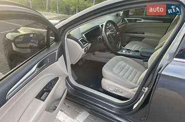 Седан Ford Fusion 2016 в 