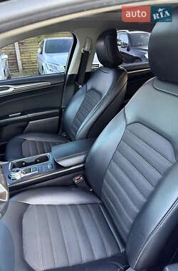 Седан Ford Fusion 2016 в 