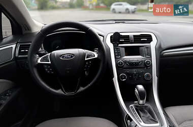 Седан Ford Fusion 2016 в 