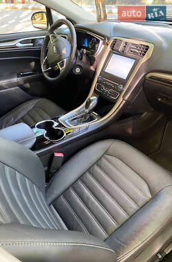 Седан Ford Fusion 2016 в 