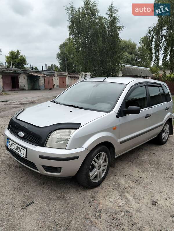 Хэтчбек Ford Fusion 2003 в 