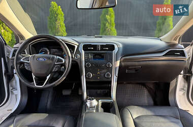 Седан Ford Fusion 2016 в 