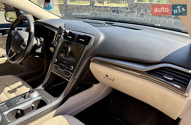 Седан Ford Fusion 2019 в 