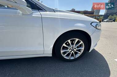 Седан Ford Fusion 2016 в 