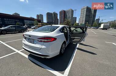 Седан Ford Fusion 2016 в 