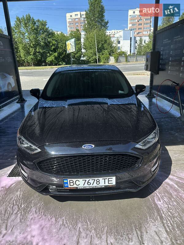 Седан Ford Fusion 2019 в Львові