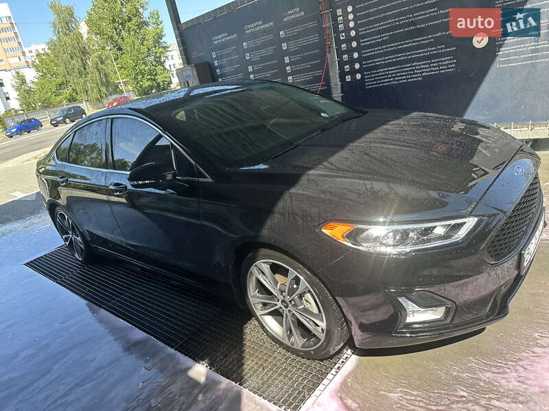 Седан Ford Fusion 2019 в Львові