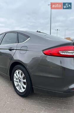 Седан Ford Fusion 2016 в 