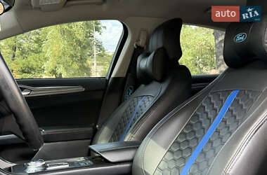 Седан Ford Fusion 2016 в 