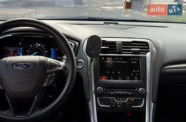 Седан Ford Fusion 2016 в 