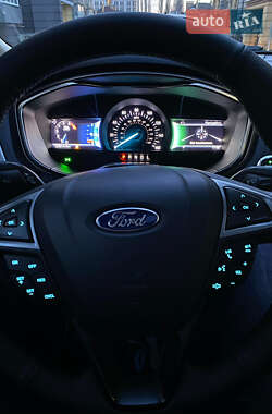 Седан Ford Fusion 2017 в 