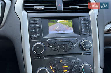 Седан Ford Fusion 2015 в 