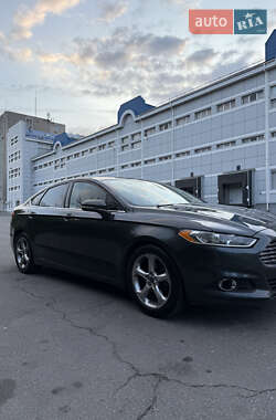Седан Ford Fusion 2015 в 