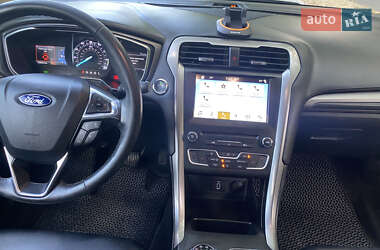 Седан Ford Fusion 2017 в 