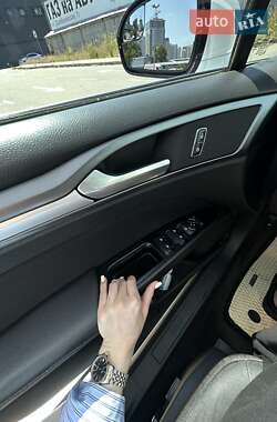 Седан Ford Fusion 2015 в 