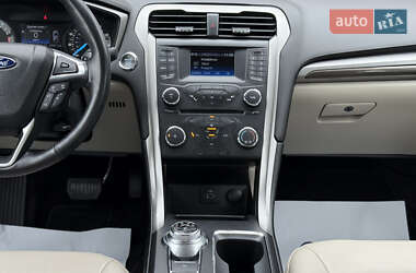 Седан Ford Fusion 2016 в 