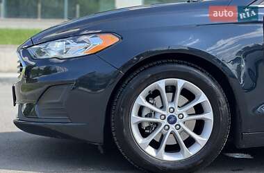 Седан Ford Fusion 2019 в 