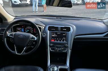 Седан Ford Fusion 2016 в 