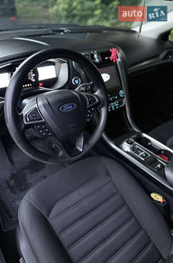 Седан Ford Fusion 2017 в 