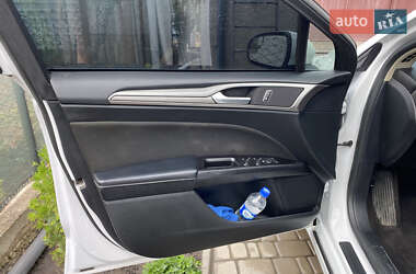 Седан Ford Fusion 2016 в 