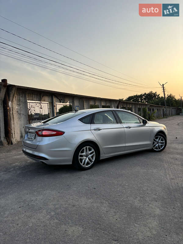 Седан Ford Fusion 2014 в Бучі