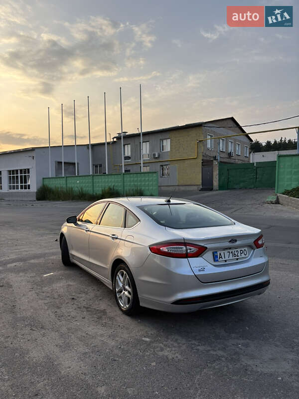 Седан Ford Fusion 2014 в Бучі