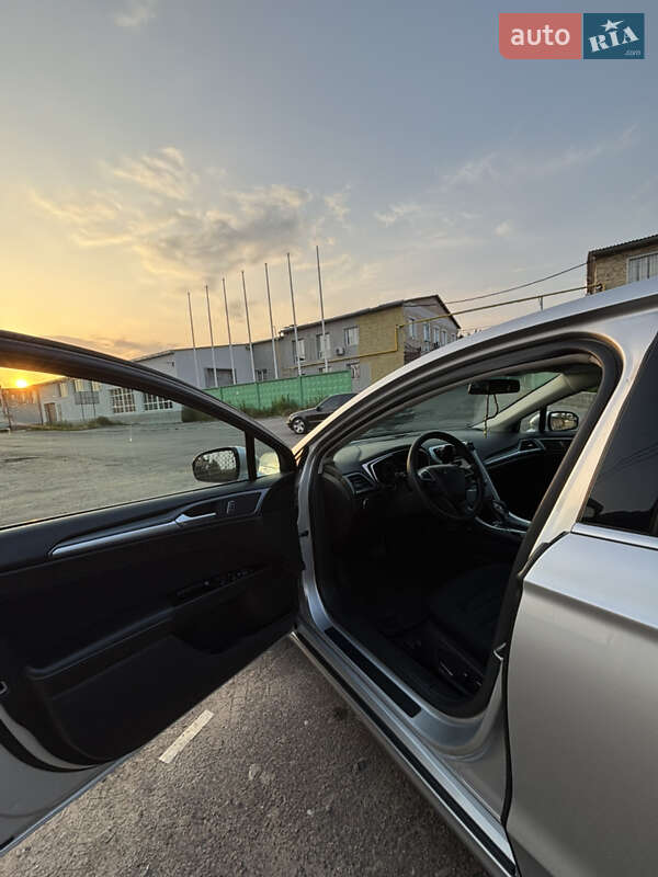 Седан Ford Fusion 2014 в Бучі