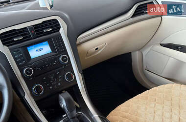 Седан Ford Fusion 2015 в 