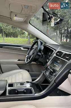 Седан Ford Fusion 2016 в 