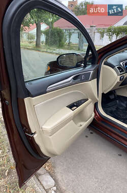 Седан Ford Fusion 2016 в 