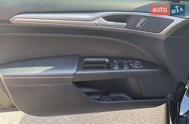 Седан Ford Fusion 2017 в 
