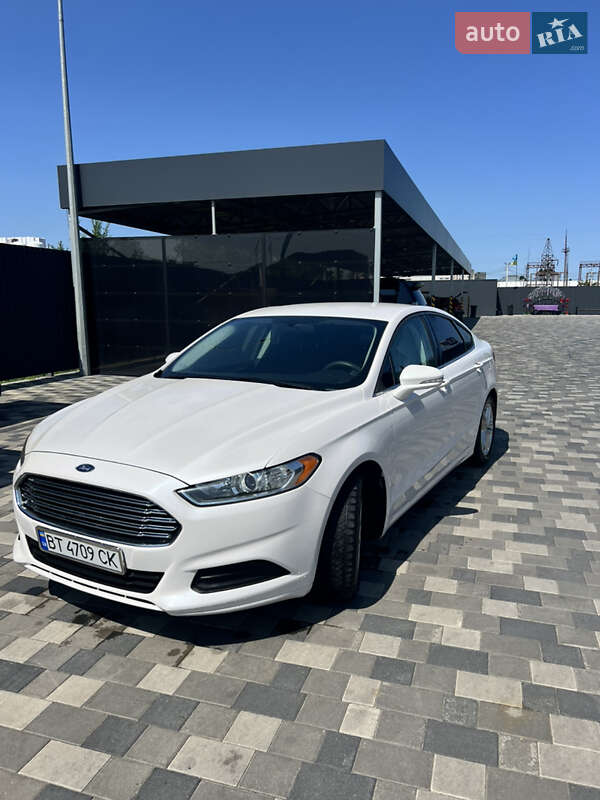 Седан Ford Fusion 2015 в 