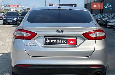 Седан Ford Fusion 2016 в 