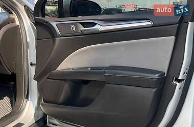 Седан Ford Fusion 2016 в 
