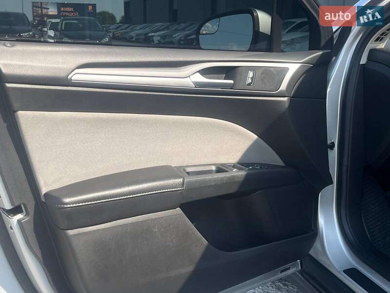 Седан Ford Fusion 2016 в Львове